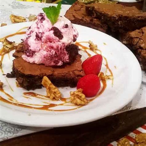 Brownie con helado de frutos rojos y salsa de dulce de leche - Cocineros Argentinos