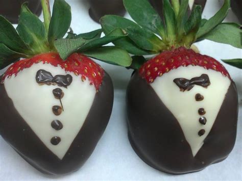 chocolate tuxedo strawberries | Chocolate tuxedo, Chocolate tuxedo strawberries, Chocolate art