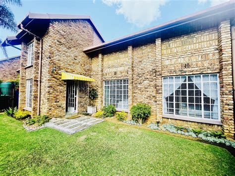 3 Bedroom Townhouse for sale in Vryheid - P24-113087757