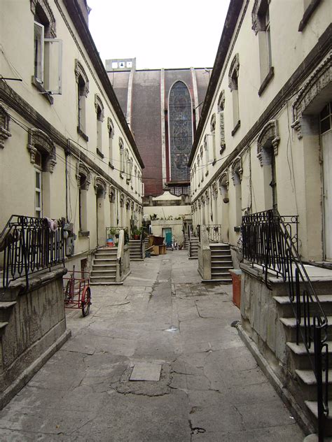 File:Patio de vecindad-Colonia-Roma-MexicoCity.JPG - Wikimedia Commons