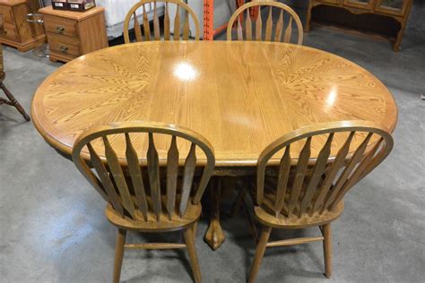 ROUND OAK DINING TABLE WITH LEAF AND 4 CHAIRS