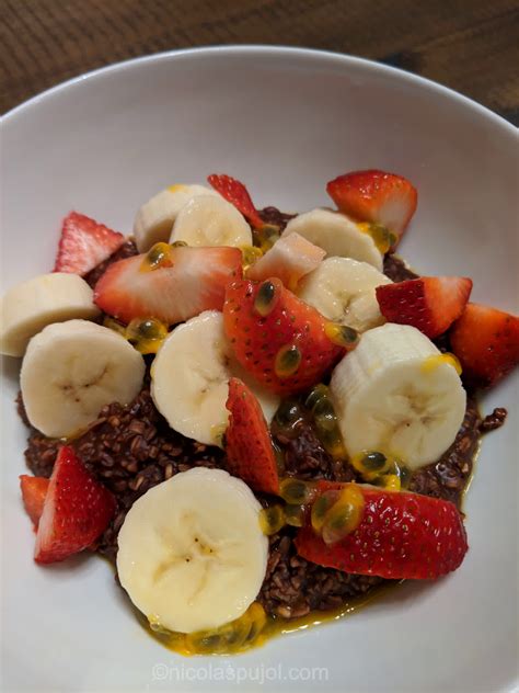 Chocolate oatmeal topped with fruits - Oatmeal - nicolaspujol.com