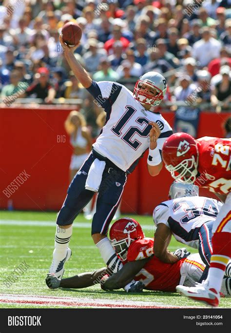 Tom Brady Knee Injury Image & Photo | Bigstock