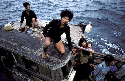 30 Incredible Photographs That Capture Brutal Life of Vietnamese Boat ...