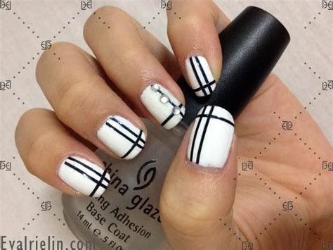 Evalrie Lin MUA: Nail Art: Black Striped on White