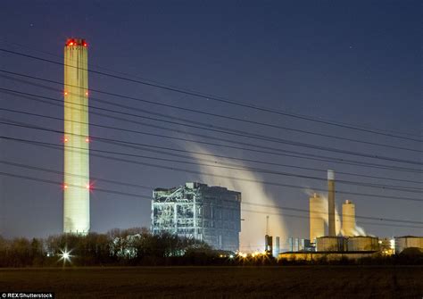 Didcot power station ‘explosion’ declared with casualties after demolition goes wrong | Daily ...