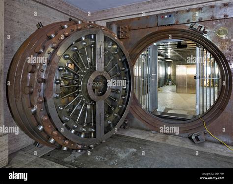 Huge bank vault door in a disused Bank Stock Photo - Alamy