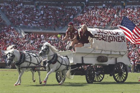 Oklahoma's Sooner Schooner tips over after TD