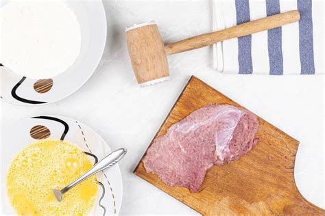 Fresh raw pork meat on white background - Creative Commons Bilder
