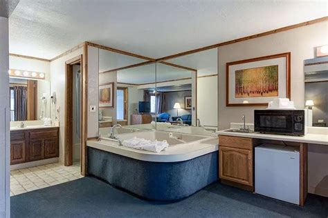 4 Reasons to Book Your Vacation at Our Hotel in Gatlinburg With Jacuzzi Rooms