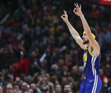 Klay Thompson sets NBA record with 14 three-pointers in rout of Bulls