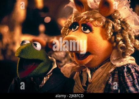 KERMIT THE FROG AS BOB CRATCHIT, MISS PIGGY AS EMILY CRATCHIT, THE MUPPET CHRISTMAS CAROL, 1992 ...