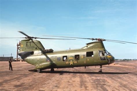 HMM-262 CH-46 at LZ Baldy | Vietnam war photos, Sea knight, Vietnam war