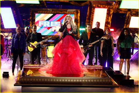 Kelly Clarkson Performs UglyDolls Song 'Broken & Beautiful' on 'The Voice' (Video): Photo ...