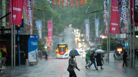 Melbourne weather: Heavy rain hits Victoria, flooding closes Hume Highway near Wangaratta | The ...