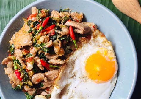 Spicy pork and holy basil Recipe by Urban Kitchen - Cookpad