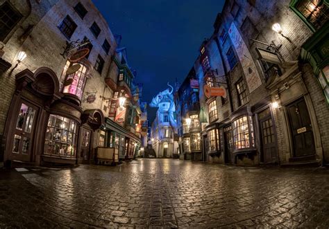 8 breathtaking pictures of Diagon Alley at night