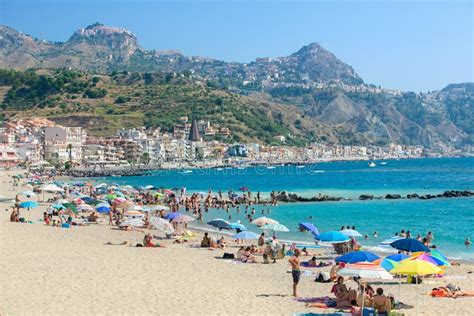 Beach in Giardini Naxos, Sicily Editorial Photo - Image of isola, nature: 87637401