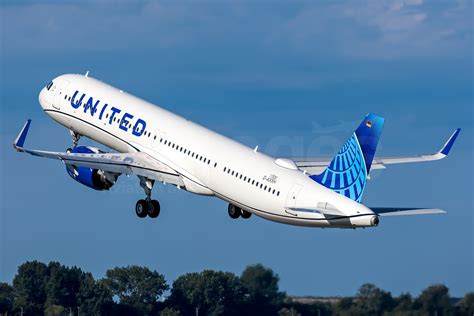 United Airlines Airbus A321-271NX D-AXXH / N44501 – v1images Aviation Media