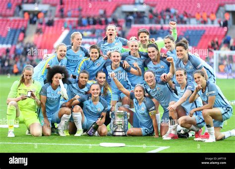 Manchester city women celebrate winning sse womens fa cup trophy hi-res ...