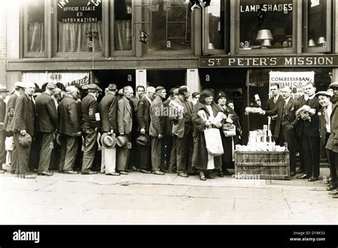 Breadline 1930s hi-res stock photography and images - Alamy