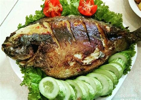 Resep Ikan Bawal Bakar #BikinRamadhanBerkesan oleh Gustia Bunda Volend Voland - Cookpad