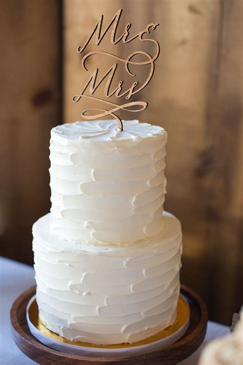 White+Wedding+Cake+With+Wooden+Topper | Bolo de casamento de chocolate ...