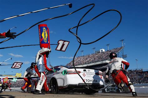 What Happens During a NASCAR Pit Stop?