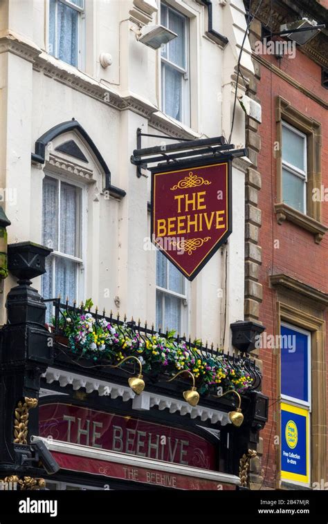 Beehive pub sign hi-res stock photography and images - Alamy