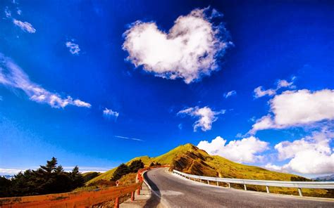 Imágenes de amor para fondo de pantalla: Paisaje con un corazón de en la nubes