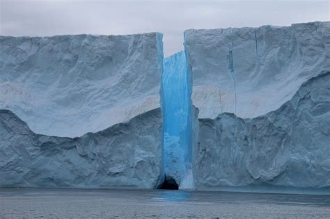 ANTARCTIC RESEARCHERS’ RARE VIEW OF AN ICE SHELF CALVING - Antarctic Gateway Partnership ...