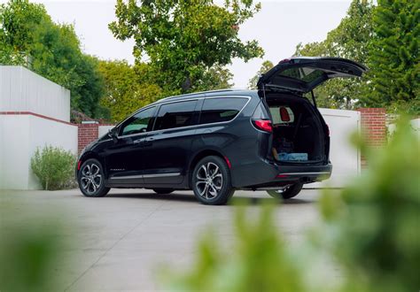 Minivan With Most Space / 10 Minivans with the Most Cargo Space ...