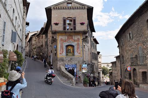 Assisi, Italy | Enjoy the Beauty, Magic & History