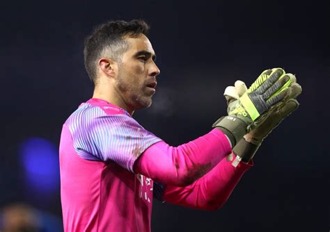 Claudio Bravo sends message to Manchester City fans following exit ...