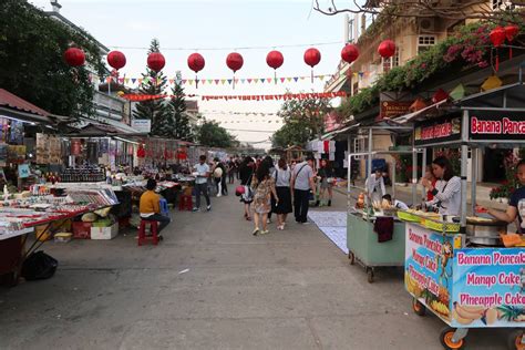 Hoi An Night Market: Delicious sweets and plenty of souvenirs