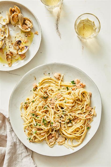 Linguine with Fresh Clam Sauce - DeLallo