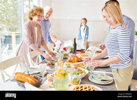 Setting Table Stock Photos & Setting Table Stock Images - Alamy