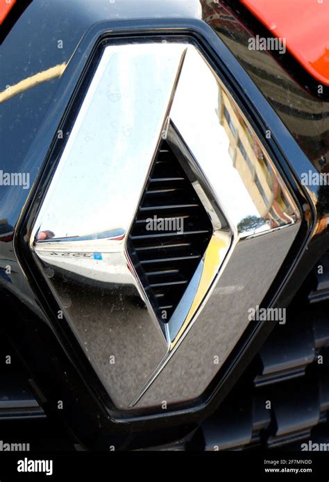 Renault chrome front grill car badge in natural sunlight Stock Photo - Alamy