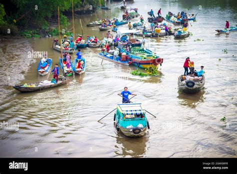 Floating market in Can Tho city southern Vietnam Stock Photo - Alamy