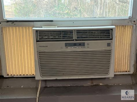 Frigidaire Window AC Unit, Model FFRE08L3Q1, 350 Sq Ft. Without Remote | Online Auctions | Proxibid