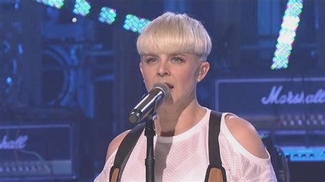 Live Performance Music Videos: Robyn - Dancing on My Own (Live ...