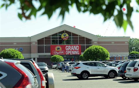 ShopRite opens in Danbury; makes $10K donation to food bank