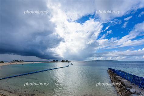 晴れた日の沖縄県宜野湾市の街の風景 写真素材 [ 6304840 ] - フォトライブラリー photolibrary