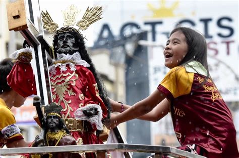 IN PHOTOS: Thousands bless replicas of Black Nazarene statue