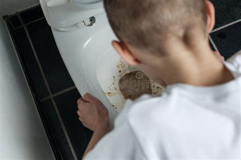 Niño Del Bebé Cuatro Meses Que Vomitan La Leche Foto de archivo - Imagen de poco, cabrito: 140384946