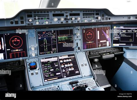 Cockpit muestra, Lufthansa, Airbus A350-900, el aeropuerto de Munich ...