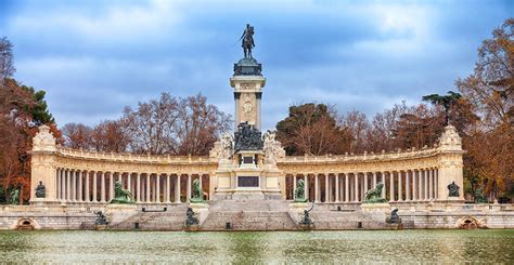 Mermaids of Retiro Park in Madrid - Mermaids of Earth