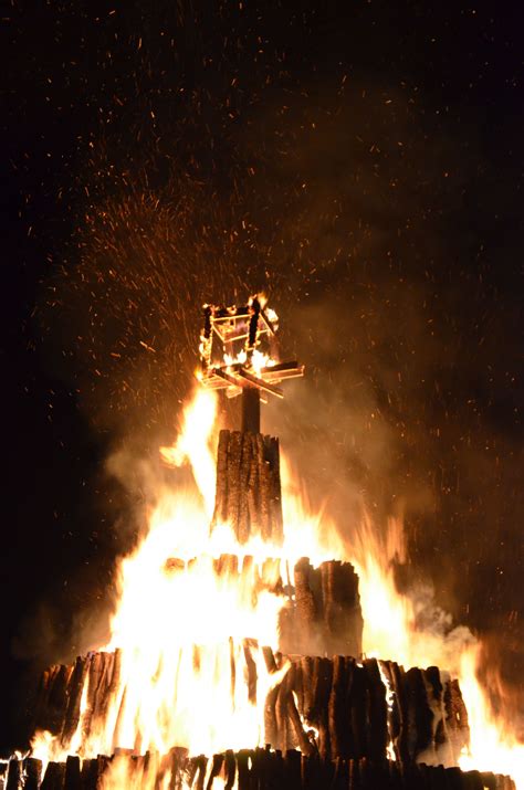 Texas Aggie Bonfire burned beautifully! So proud to be an Aggie. | Texas aggies, Gig em aggies ...