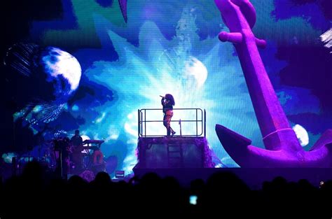 SZA Delivers Emotional SOS Concert in Detroit: Review