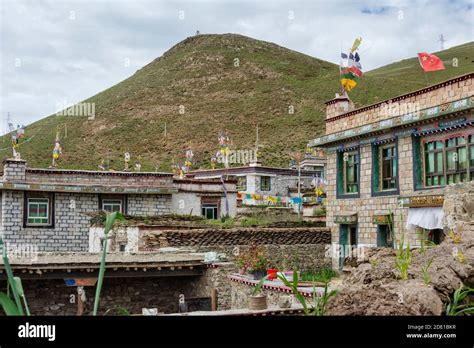 Tibetan village in the mountain, Yamdrok Lake (Yamdrok Yumtso), Tibet ...